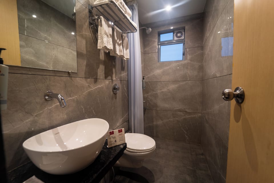 Family Room | Bathroom | Shower, hydromassage showerhead, free toiletries, towels