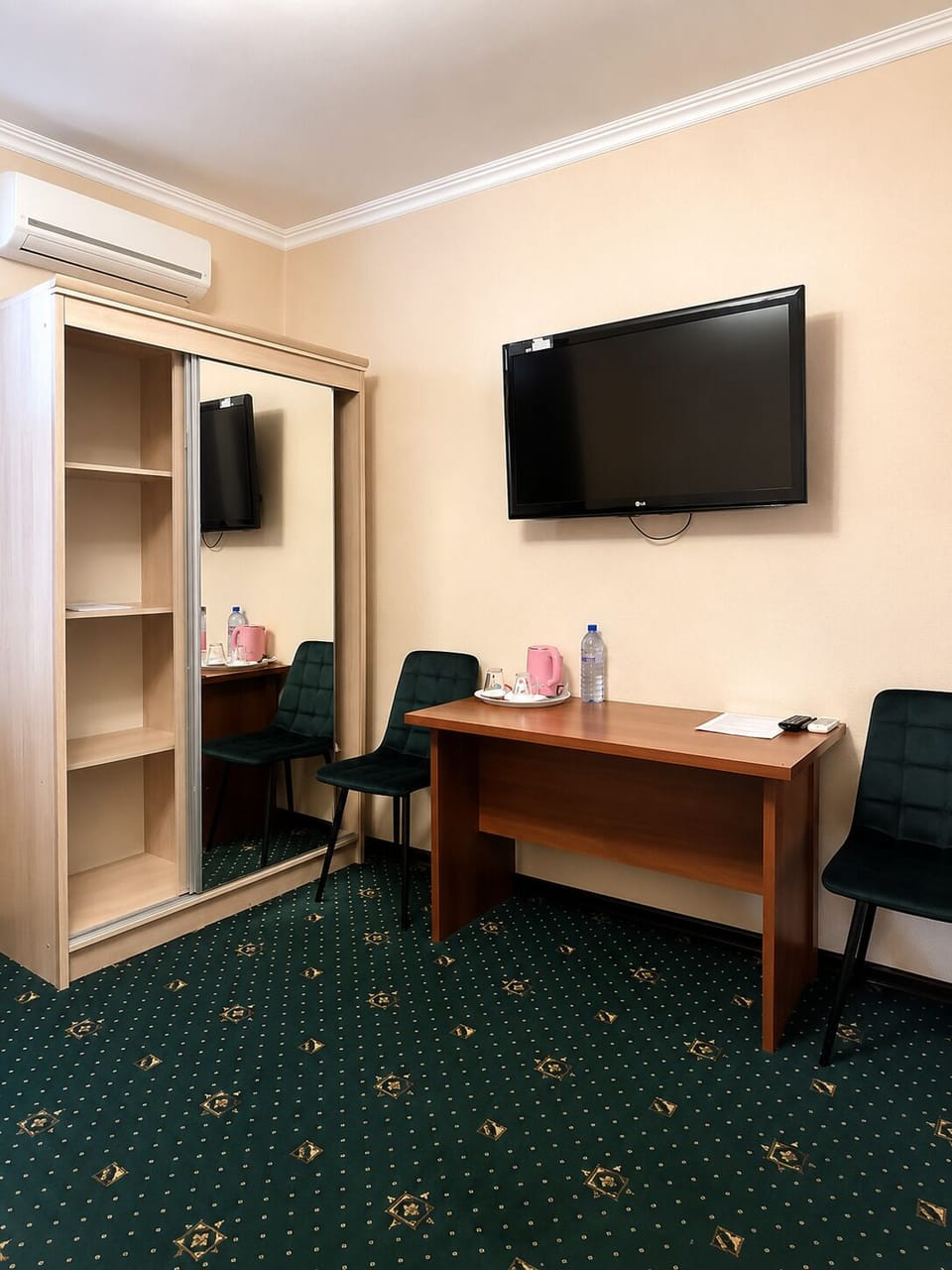 Double Room | Living area | 32-inch TV with cable channels, printers