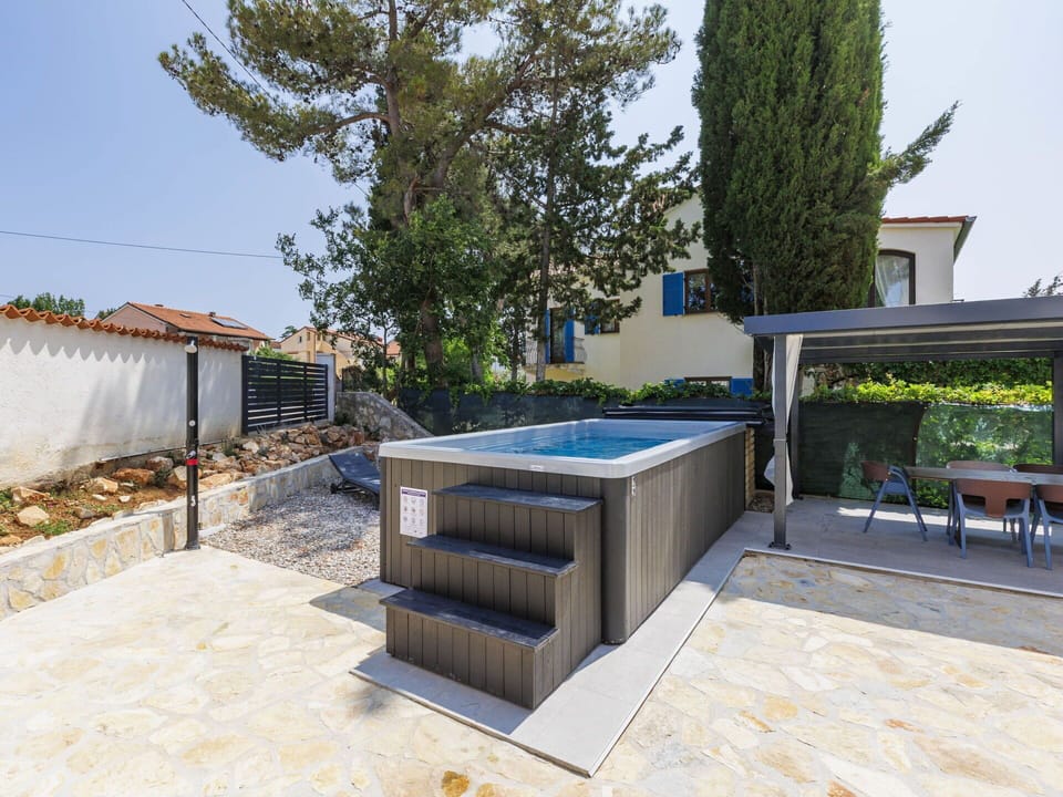 Swimming Pool, Composite Material, Water Feature, Shade, Resort, Leisure, Jacuzzi, Design, Plumbing Fixture