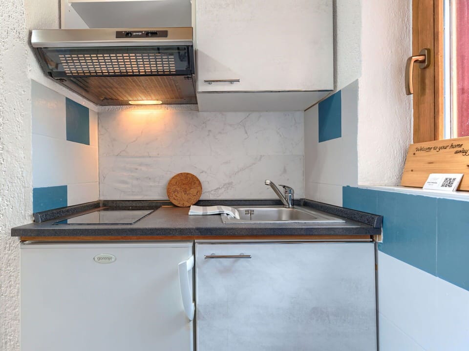 Kitchen, Countertop, Kitchen Sink, Kitchen Appliance, Interior Design, Plumbing Fixture, Major Appliance, Flooring, Tap, Home Appliance