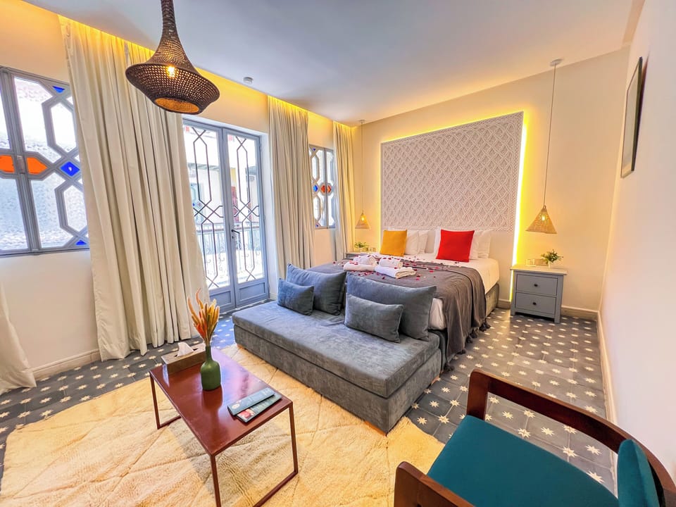 Junior Suite, 1 Bedroom, Non Smoking, Air conditioning | Pillowtop beds, in-room safe, blackout drapes, iron/ironing board