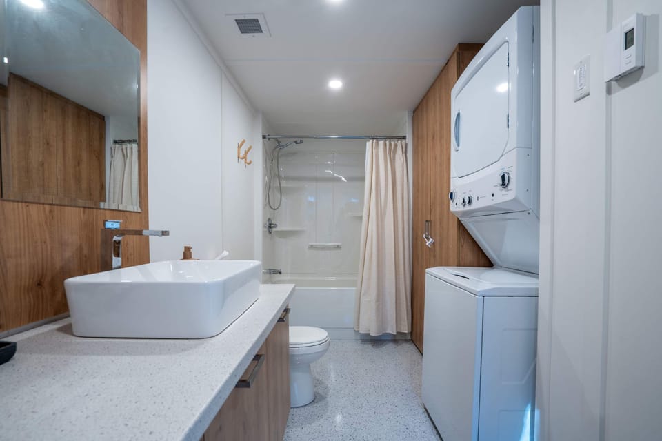 Salle de bain avec bain-douche