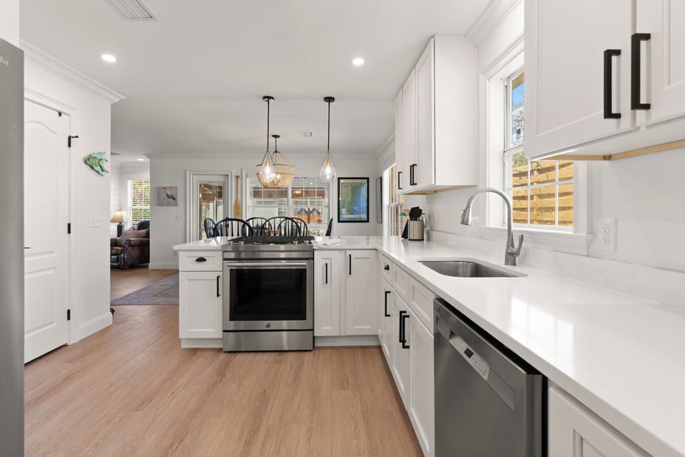 Splish Splash Cottage - Stainless Gas Stove