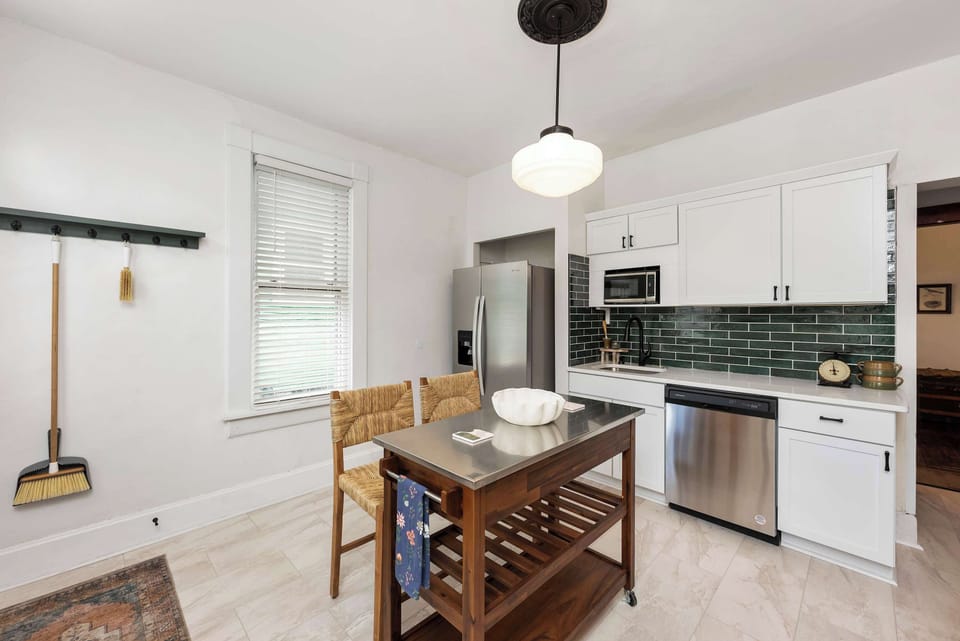 Create culinary masterpieces or enjoy exceptional take-out in the stylish kitchen