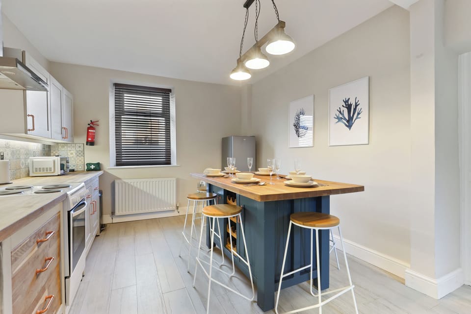 Cottage | Private kitchen | Coffee/tea maker, electric kettle, toaster, dining tables