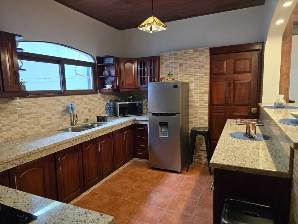 Full-size fridge, microwave, stovetop, dishwasher
