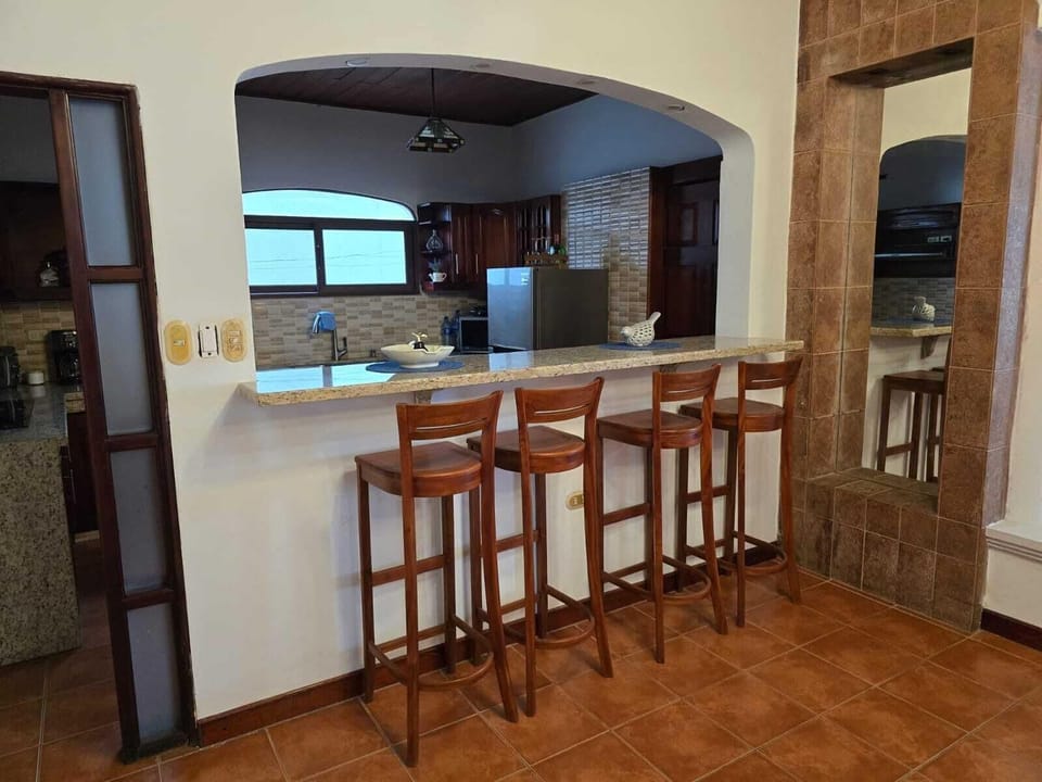 Full-size fridge, microwave, stovetop, dishwasher