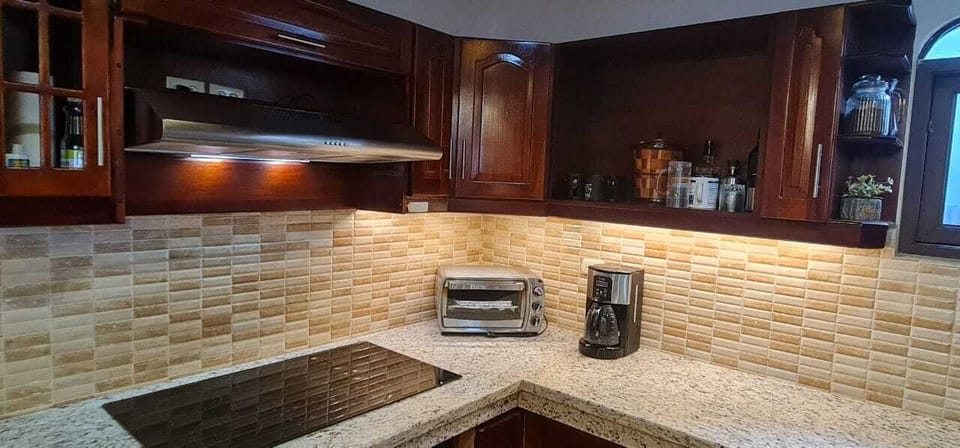 Full-size fridge, microwave, stovetop, dishwasher