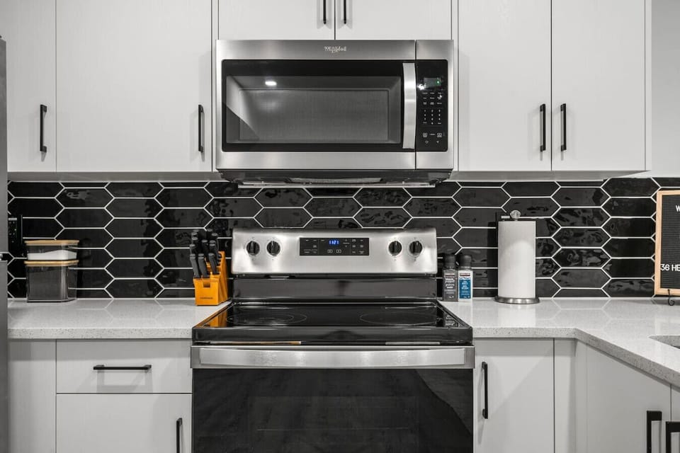 Full kitchen with drip & Keurig coffee makers, and island seating.