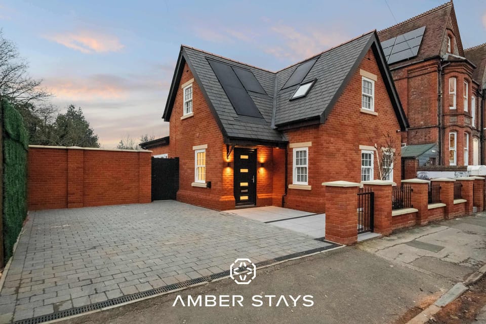 With charming features and a well-kept appearance, this exterior makes it easy to feel comfortable and relaxed right away.