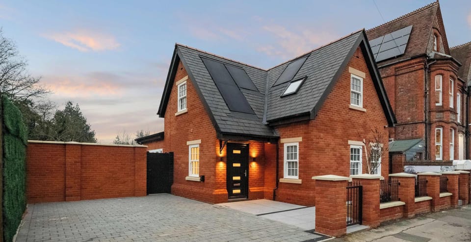 With charming features and a well-kept appearance, this exterior makes it easy to feel comfortable and relaxed right away.
