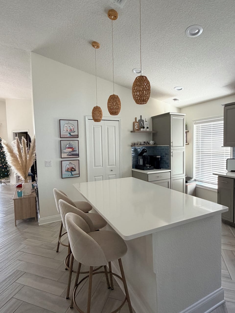 Kitchen with 3 sitting space