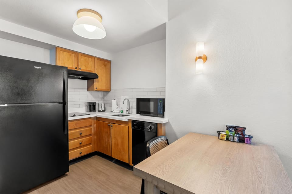 Coffee/tea maker, fridge, microwave, stovetop