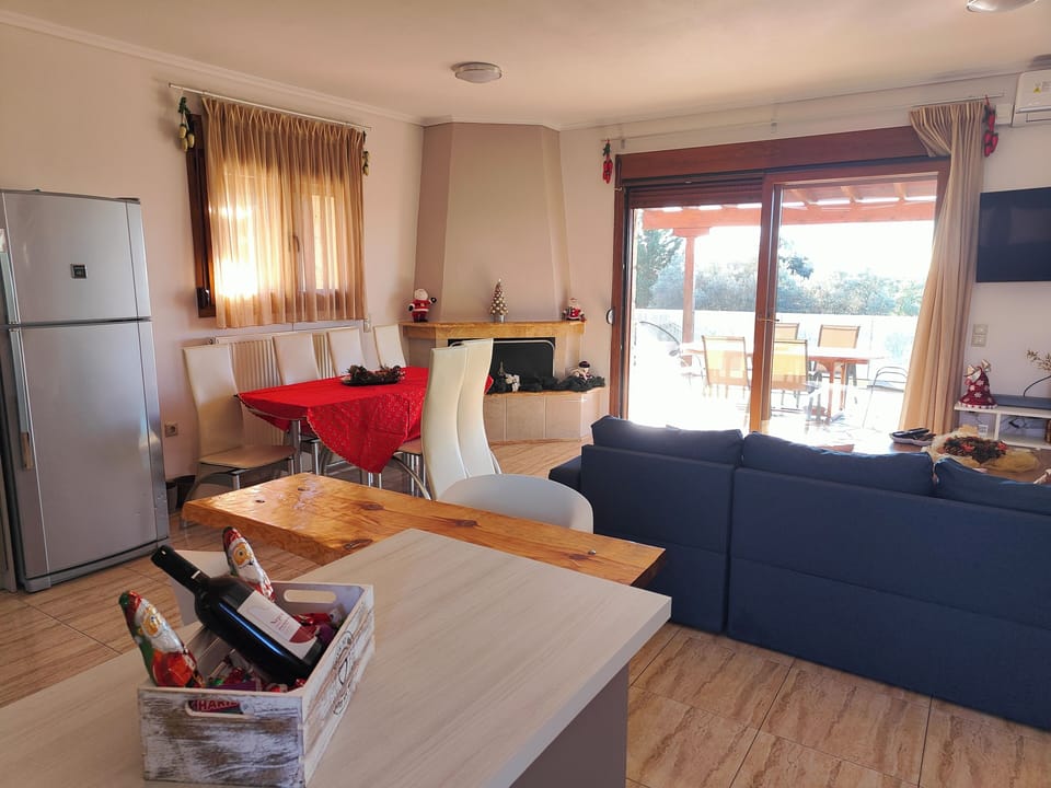 Traditional Villa | Living area | 32-inch Smart TV with digital channels, fireplace