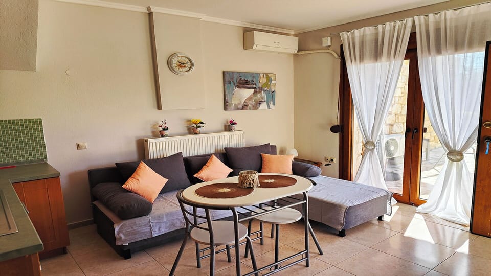 Traditional Villa | Living area | 32-inch Smart TV with digital channels, fireplace