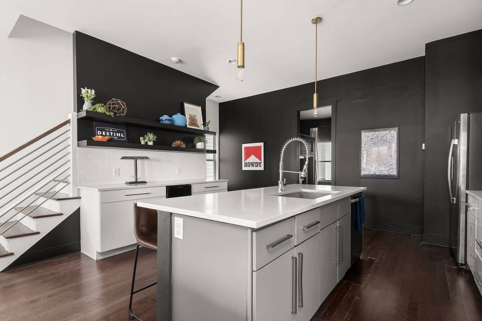Modern Kitchen in Nashville Rental - Sleek Design & State-of-the-Art Appliances
