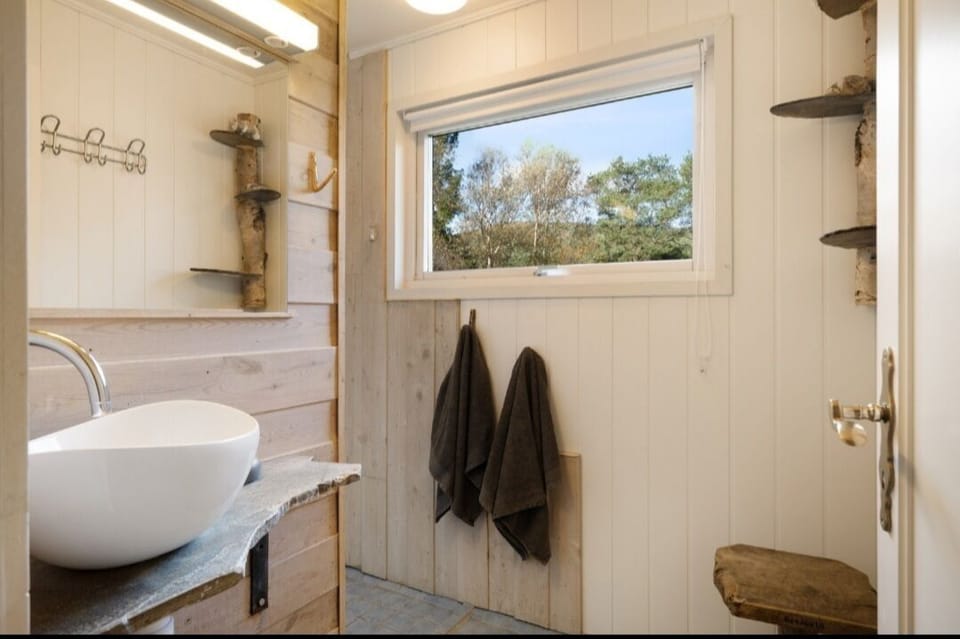 Classic Apartment, Mountain View | Bathroom | Hair dryer, towels, soap, shampoo