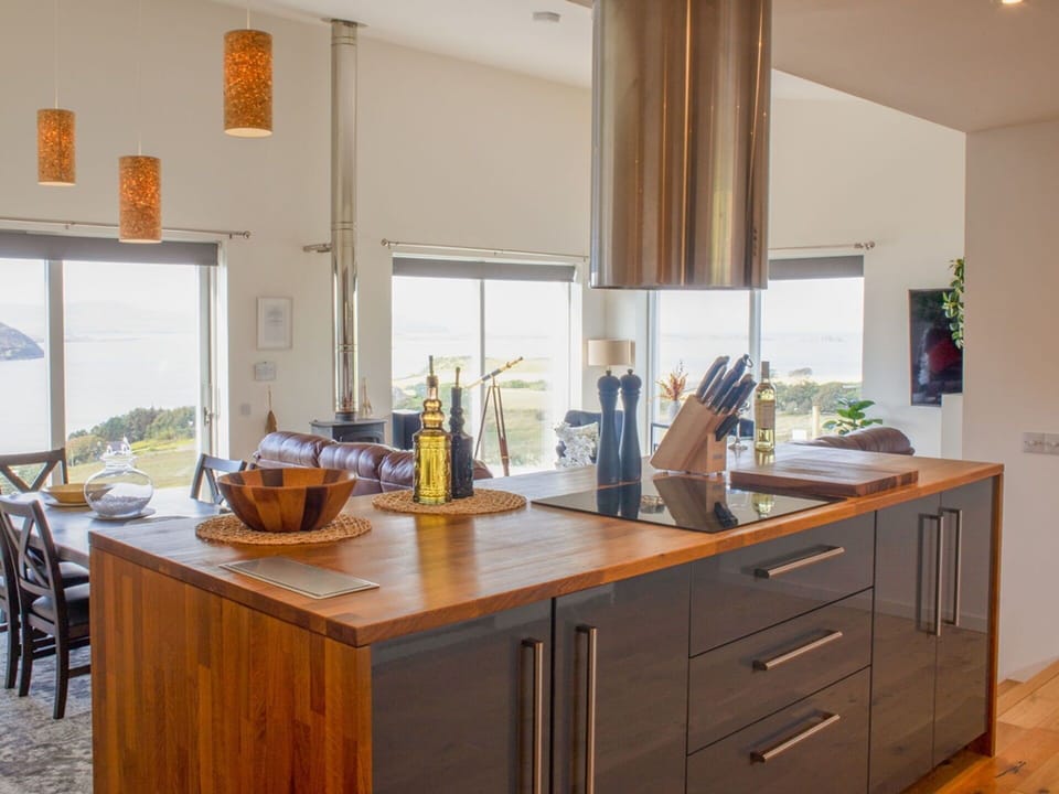 Furniture, Countertop, Kitchen, Interior Design, Flooring, Wood, Kitchen Appliance, Cabinetry, Ceiling, Tableware