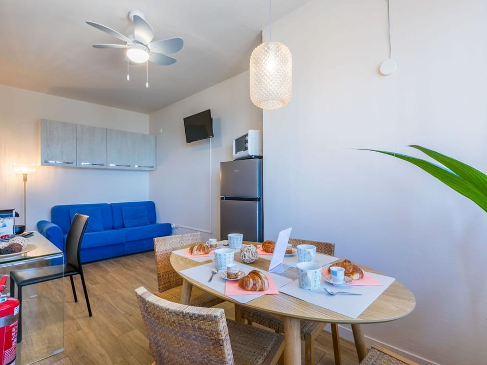 Furniture, Apartment, Interior Design, Ceiling, Chair, Kitchen & Dining Room Table, Wood Stain, Hardwood, Hotel, Coffee Table