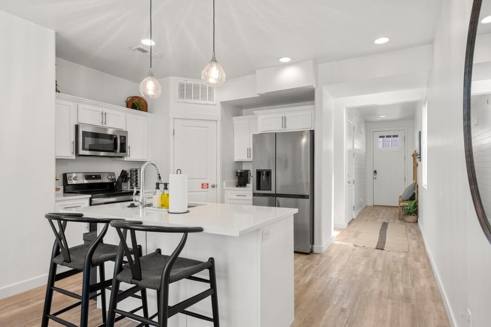 Fully equipped kitchen with island seating