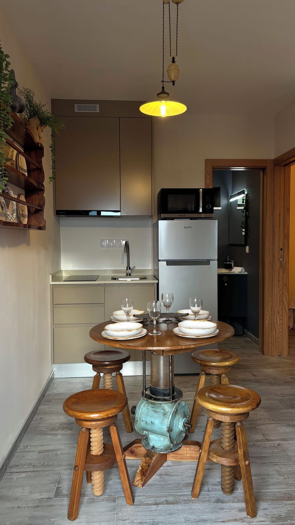 Comfort Apartment, Mountain View | Private kitchen | Full-size fridge, microwave, oven, stovetop