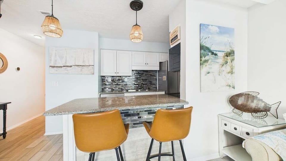 Full kitchen with breakfast bar