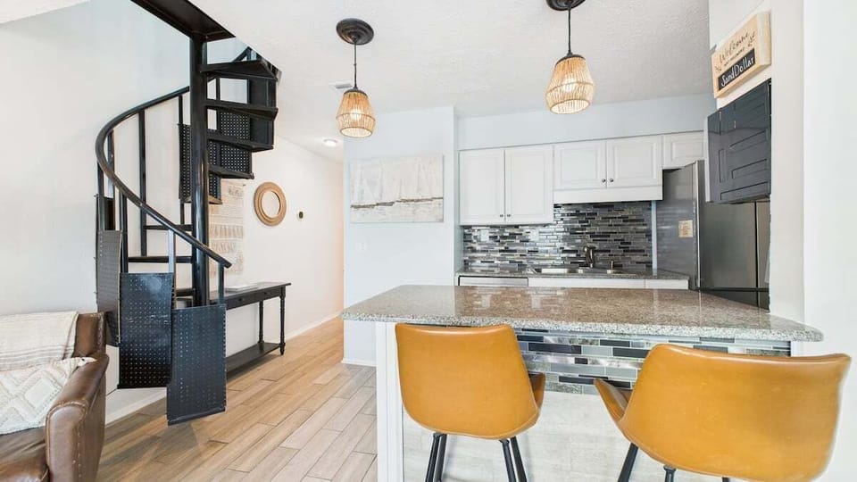 Full kitchen with breakfast bar