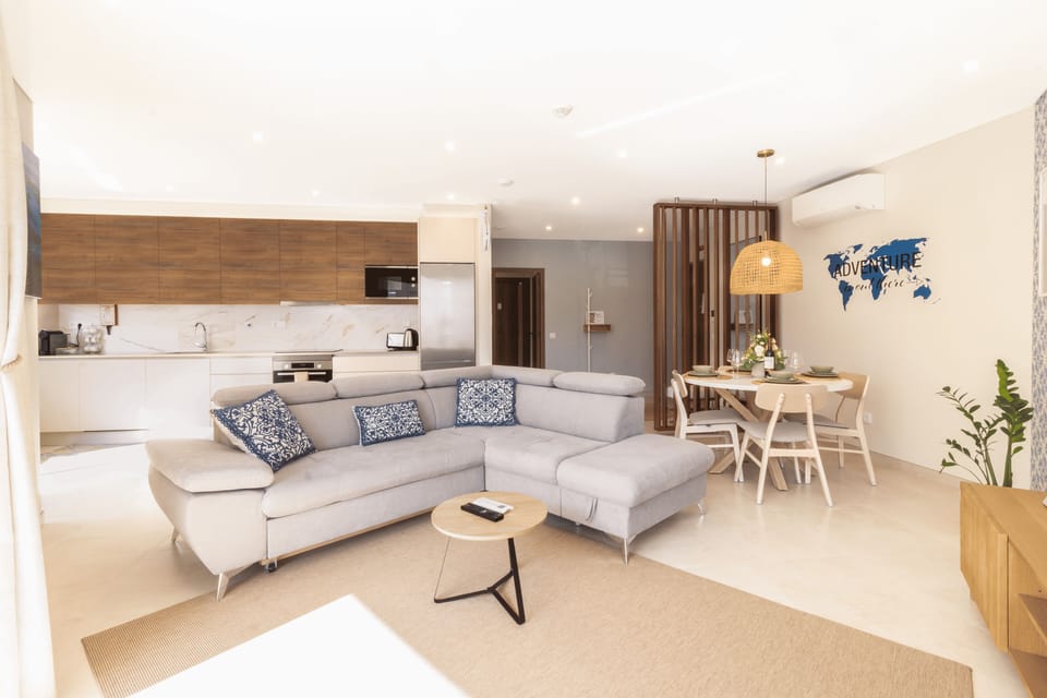 Sala de estar com tv de 120 canais
