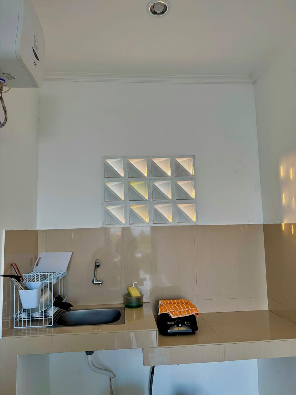 Deluxe Single Room, Courtyard View | Private kitchen | Fridge, stovetop, electric kettle, cookware/dishes/utensils