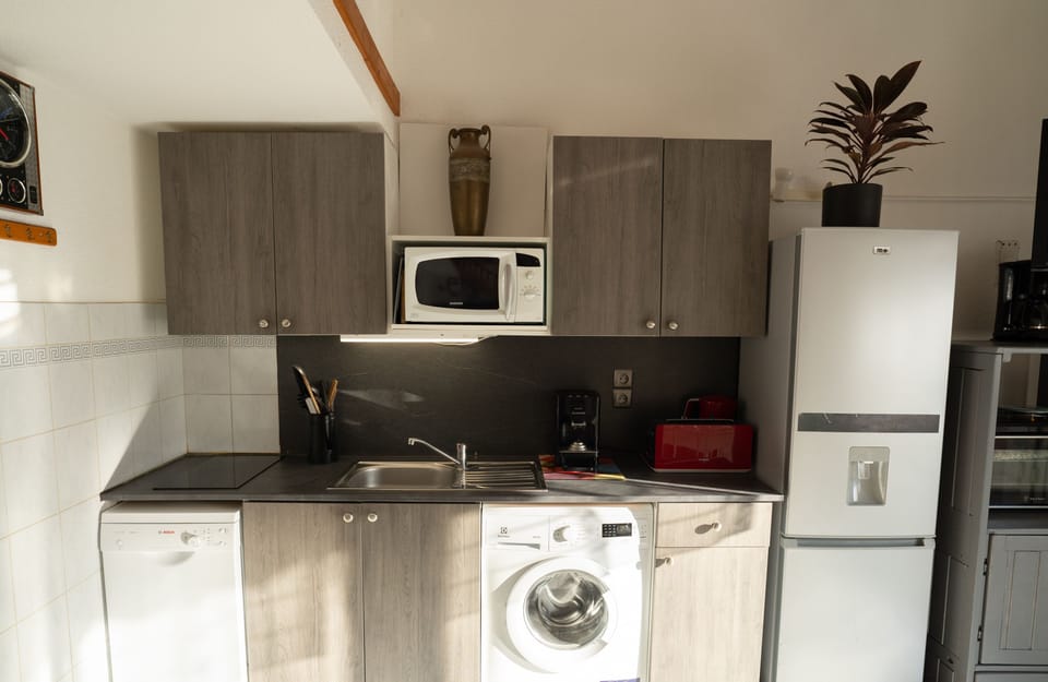 Fully equipped kitchen with dishwasher and washing machine
