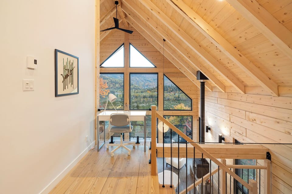 Teleworking space on the mezzanine with spectacular view of Mont Edouard