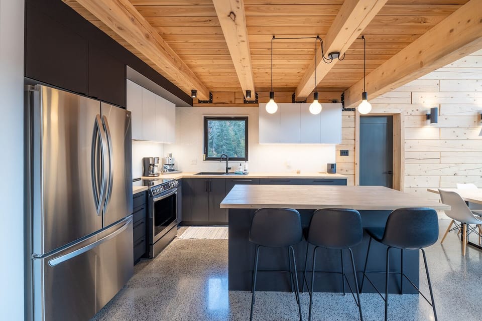 Fully equipped kitchen with central island, view of Mont Edouard (1)