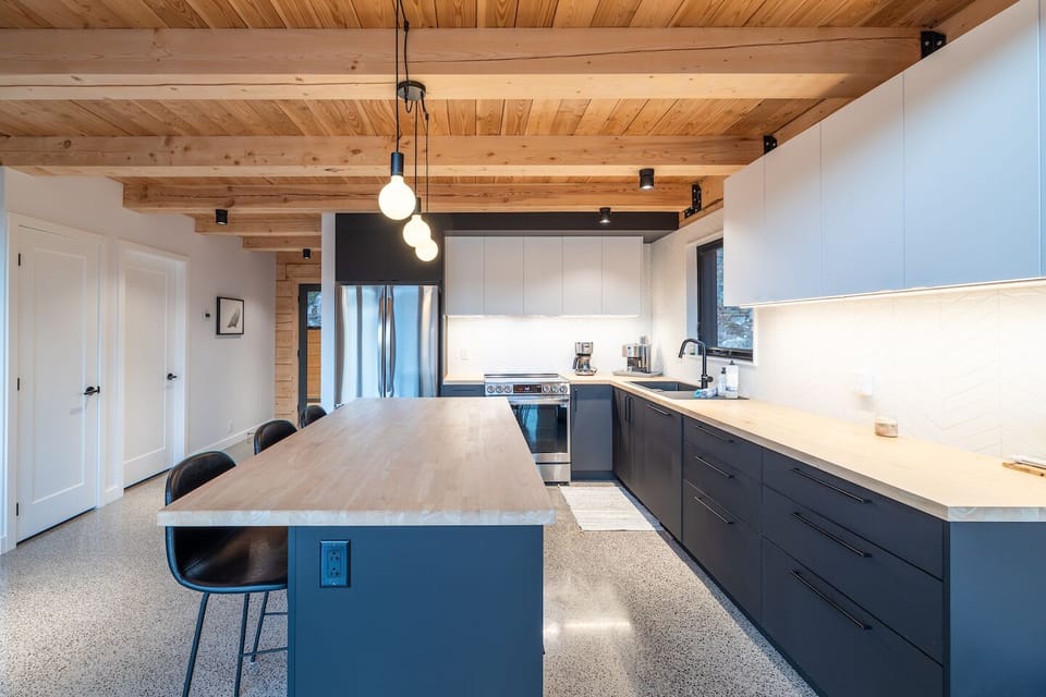 Fully equipped kitchen with central island, view of Mont Edouard (2)