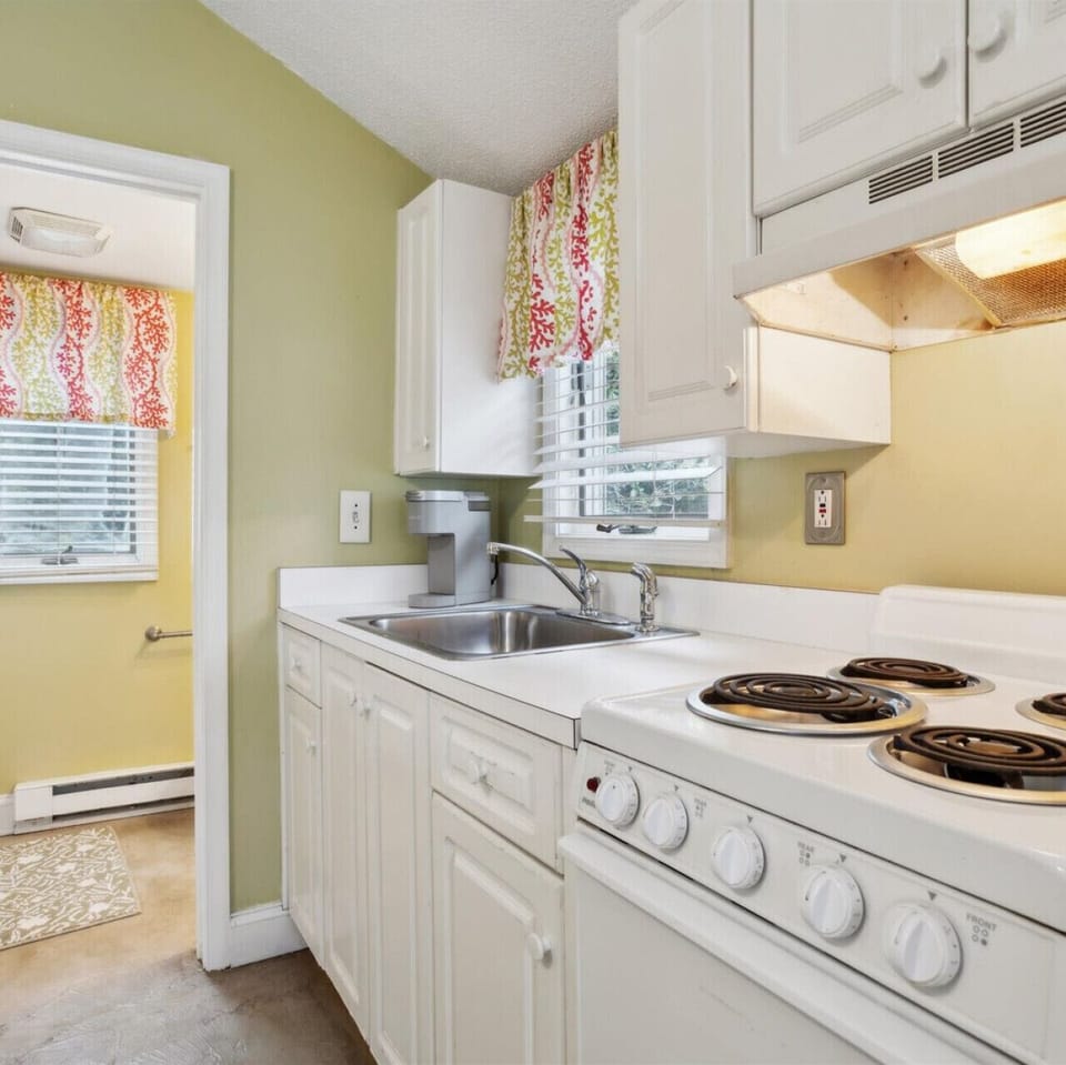 We have all the basics: Oven, microwave, stove, fridge, coffee pot, bakingware and diningware.