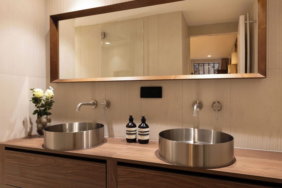 Apartment | Bathroom | Hair dryer, towels, shampoo