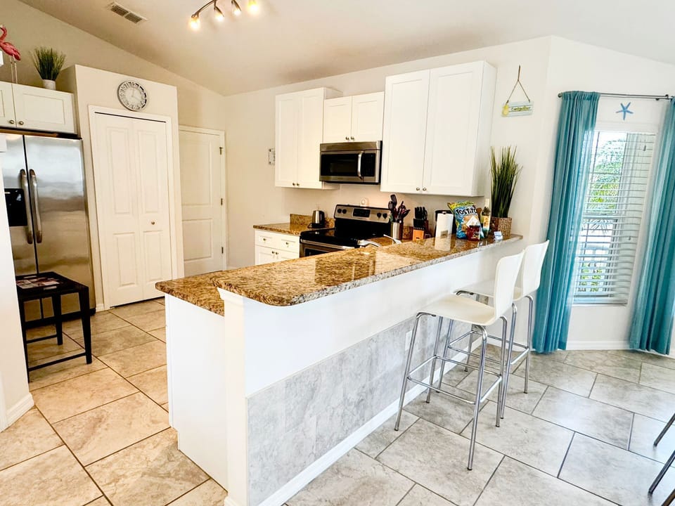 Kitchen with Breakfast Bar