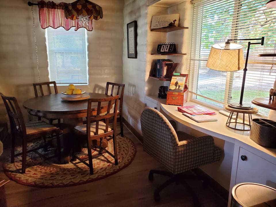 Dining area & built-in desk, VERY fast cat-5 hard-wired google-boosted Wifi