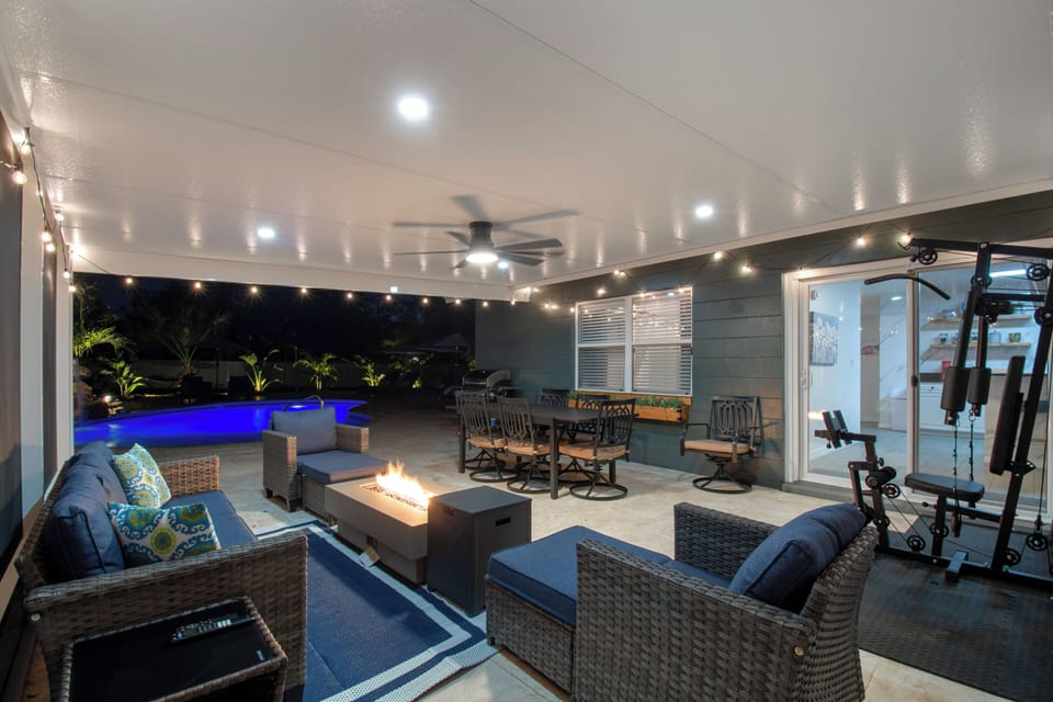 Cozy fire pit - perfect for evenings al fresco dining with family & friends