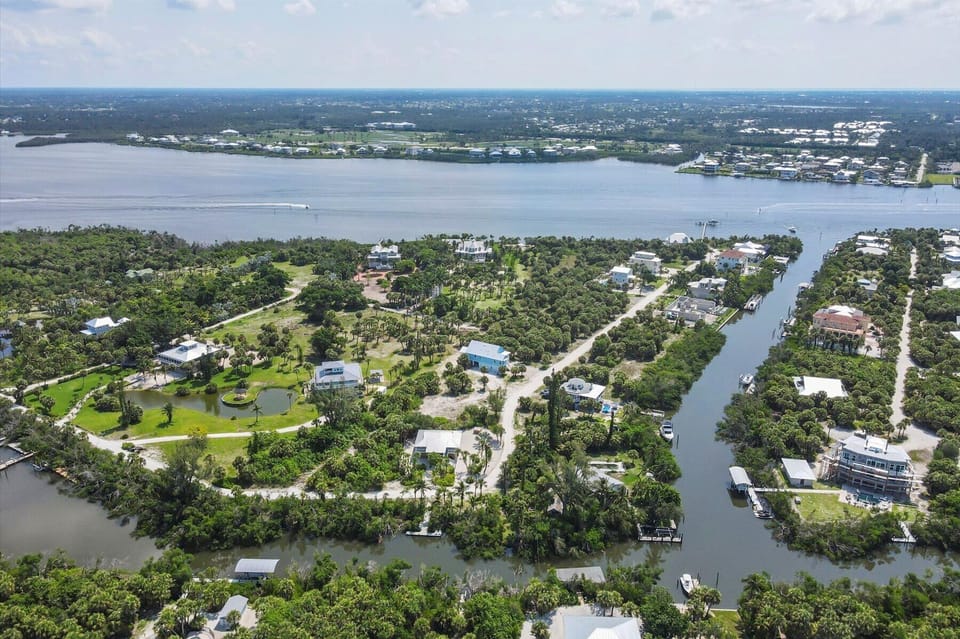 Quick access to the intercoastal. Short ride to Stump Pass or beach.