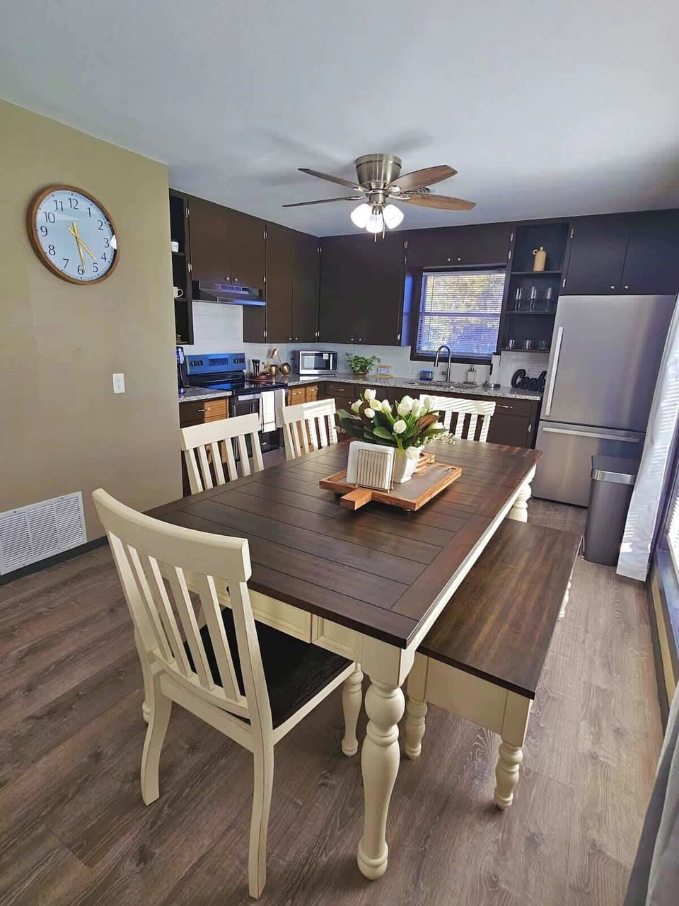 This dining area features a stylish table with six seats, providing ample space for family and friends to dine comfortably.