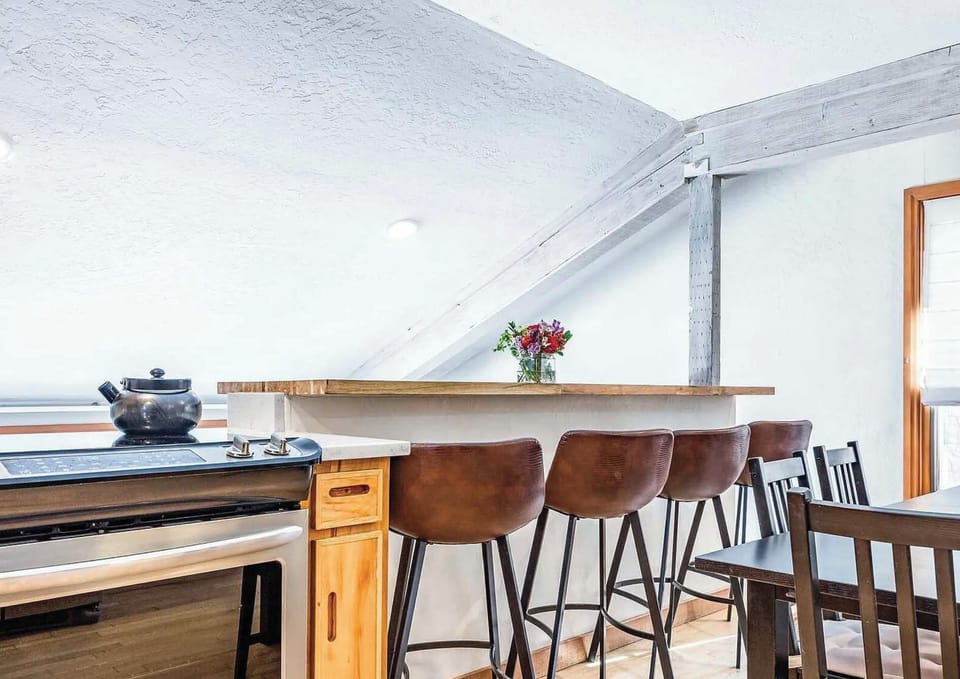 Kitchen dining area