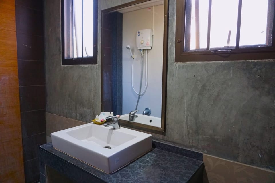 Studio Suite, Private Bathroom | Bathroom | Combined shower/tub, towels, soap, shampoo