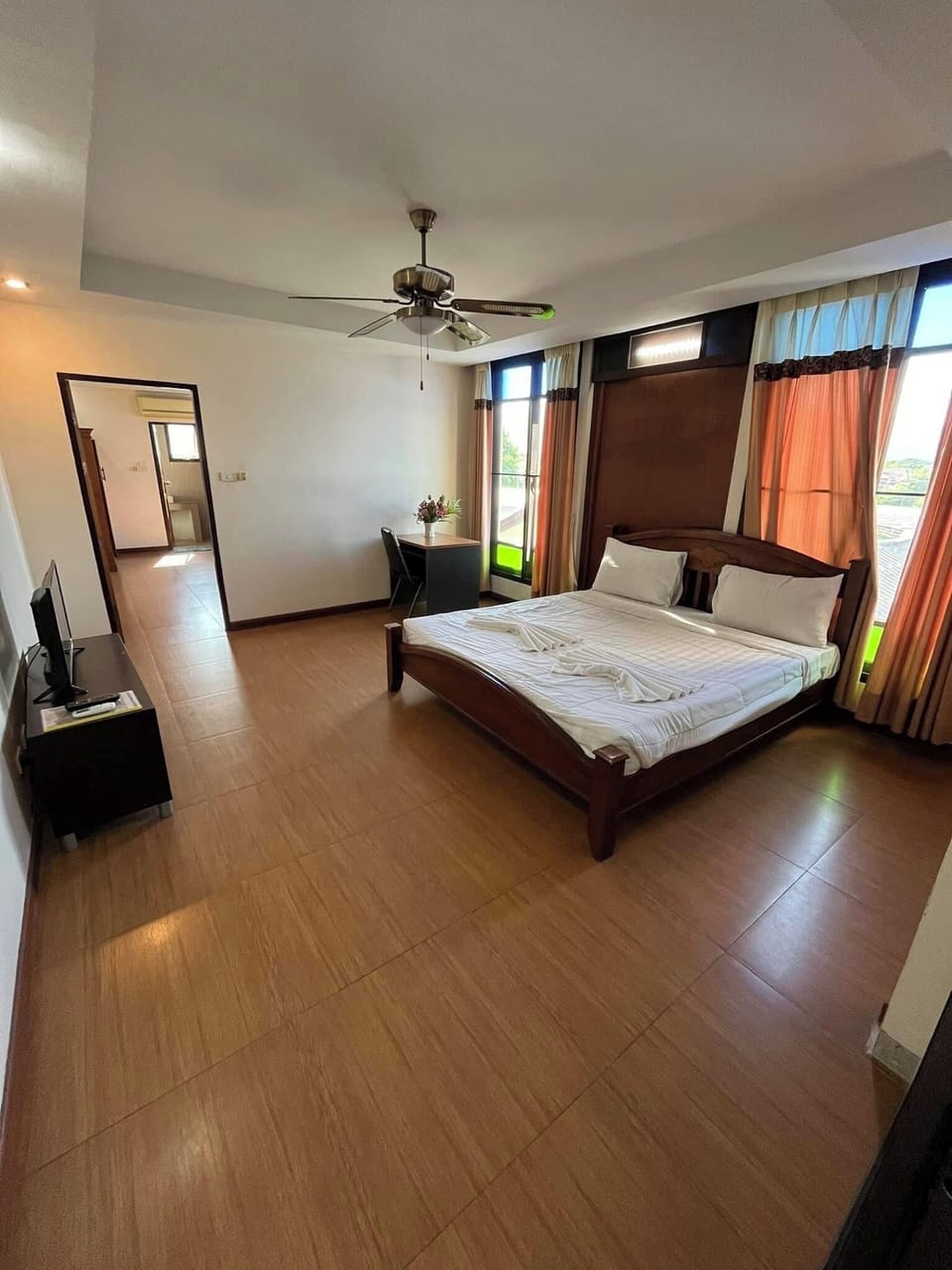 Family Room | Desk, free WiFi