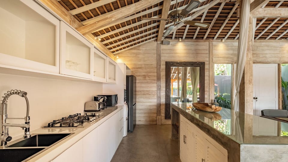 Villa, Pool View | Private kitchen | Microwave, stovetop, electric kettle, cookware/dishes/utensils