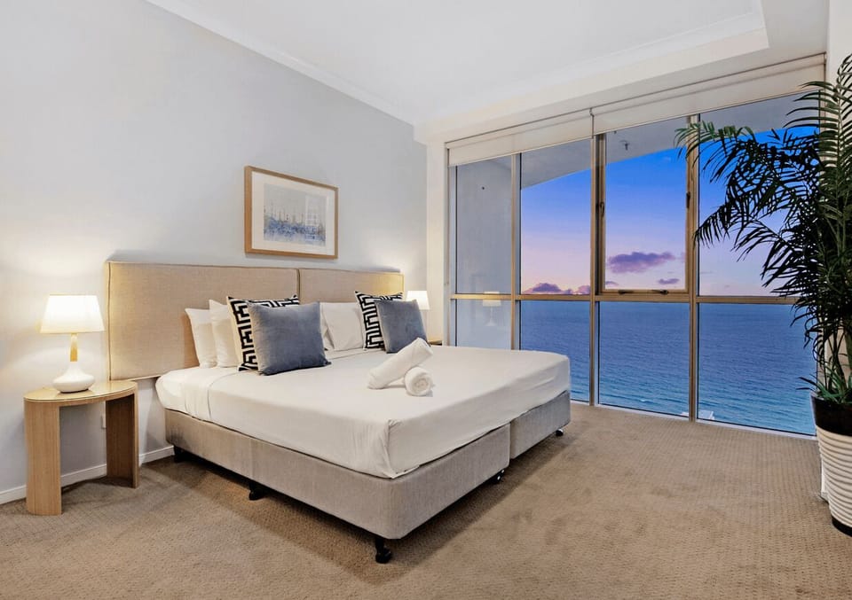 Level 45 Luxury Sub-Penthouse in Surfers Apartment in Surfers Paradise