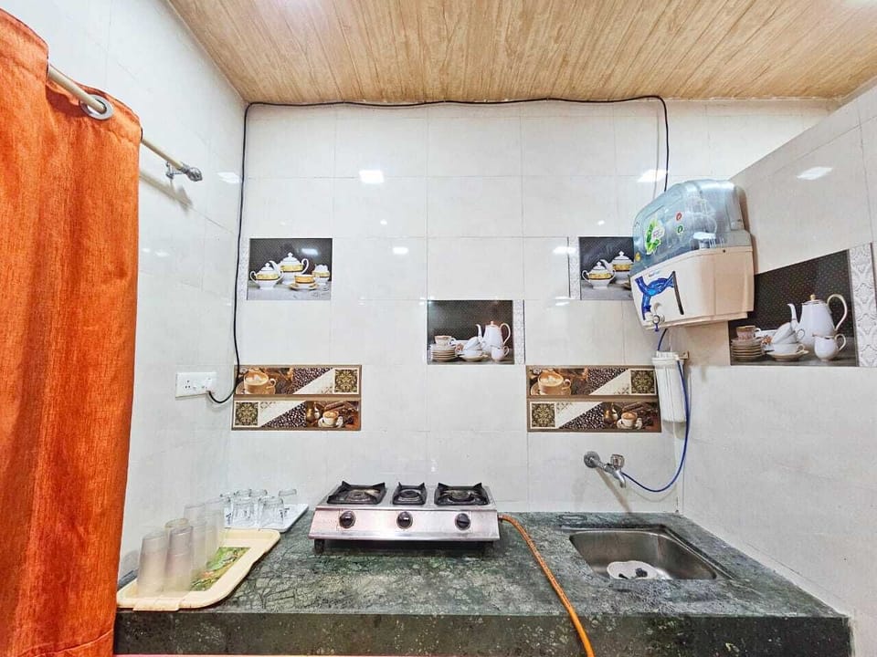Luxury Room, Multiple Bedrooms, Hill View | Private kitchen