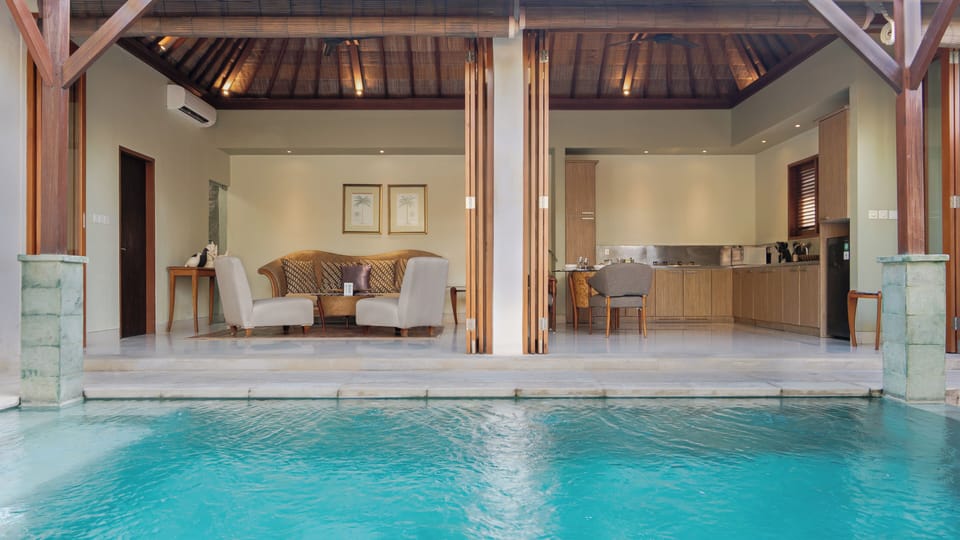 Outdoor pool, pool umbrellas, sun loungers