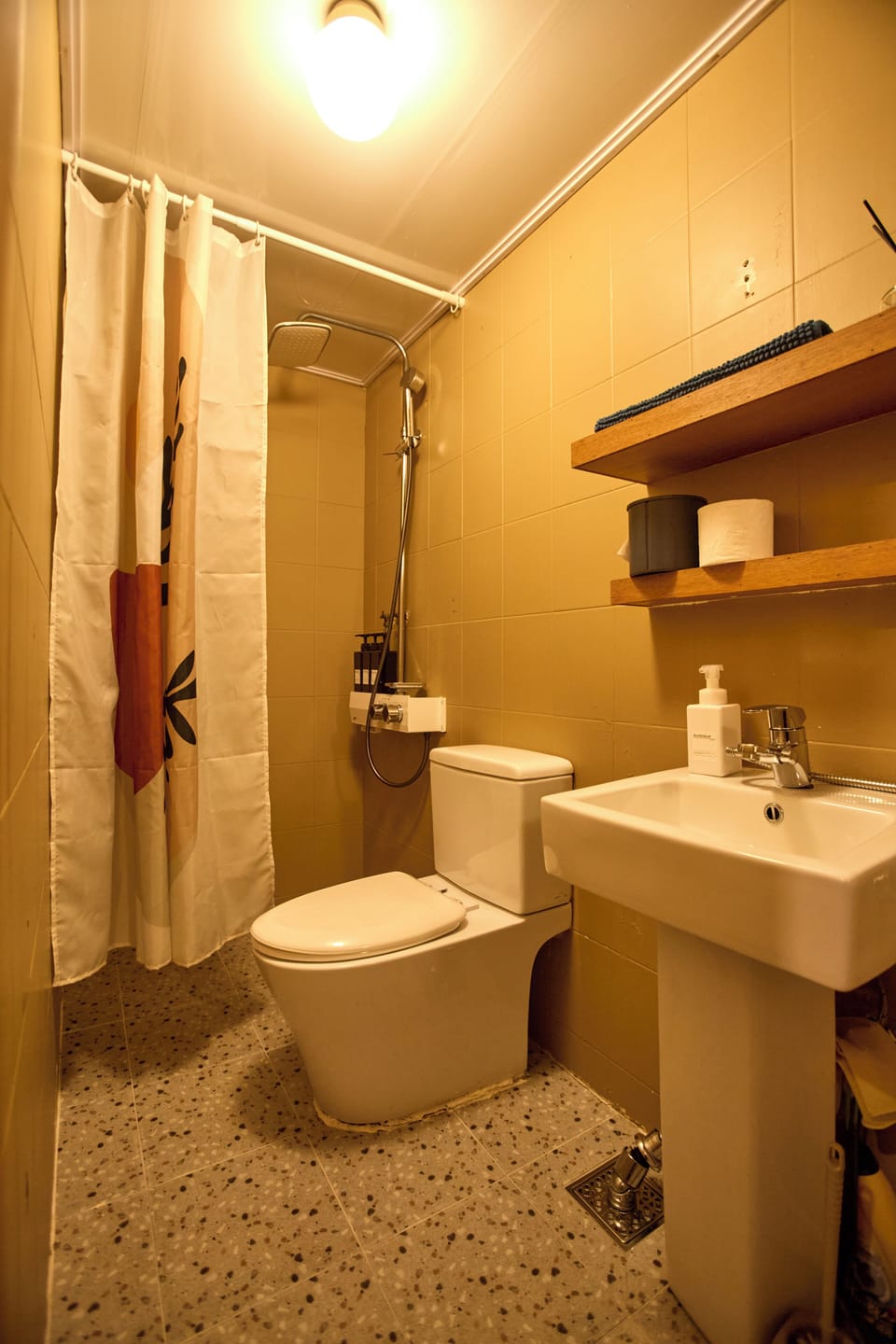 Design House, City View (non-Korean nationals only) | Bathroom | Combined shower/tub, hair dryer, towels, shampoo