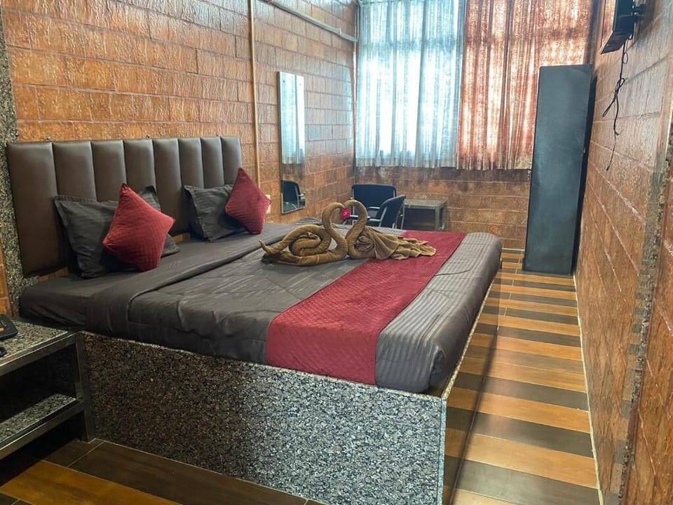 Deluxe Double Room, City View | Desk, laptop workspace, free WiFi