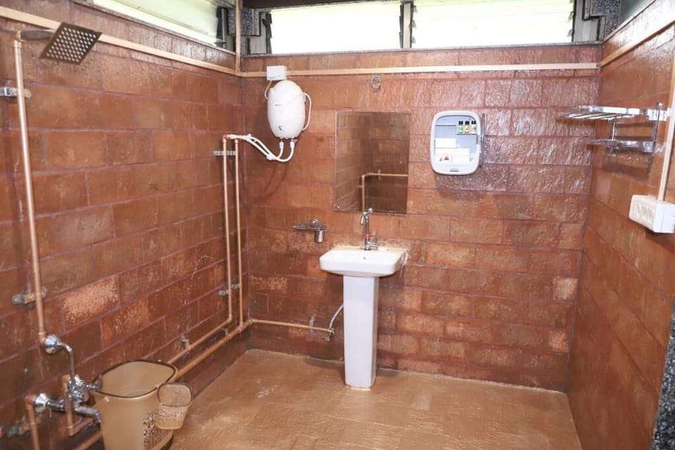Deluxe Double Room, City View | Bathroom | Bathtub, free toiletries, towels